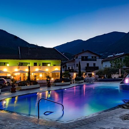 Schlosshof Charme Resort - Hotel & Camping Lana Exteriér fotografie
