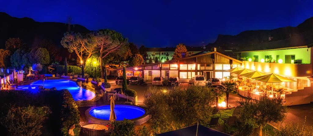 Schlosshof Charme Resort - Hotel & Camping Lana Exteriér fotografie